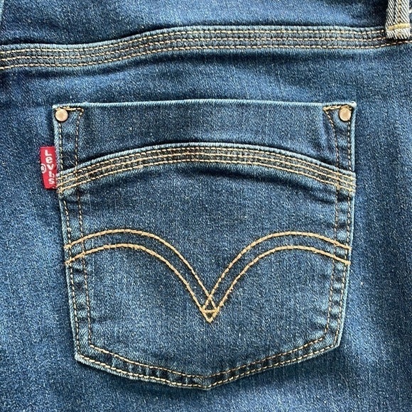 ⭐️HP⭐️ Sz6 Levi’s medium blue wash denim capris EUC - Picture 7 of 8